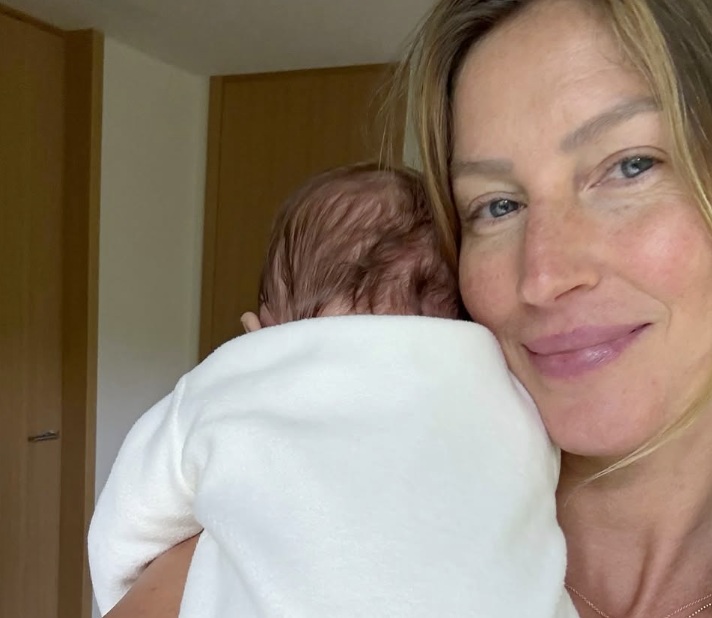 Gisele Bundchen presenta il terzo figlio ( il primo dal compagno Joaquin Valente). L'annuncio il giorno della festa della mamma