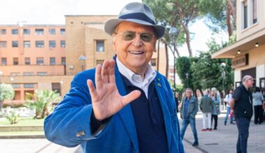 Arbore nel libro-confessione: «Craxi mi propose di fare il sindaco di Napoli. Il rimpianto? Non aver capito che Mariangela Melato era la donna perfetta»