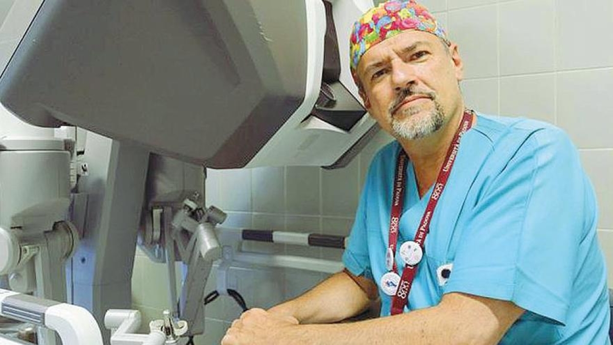 Fabrizio Dal Moro, il chirurgo che disegna i suoi interventi e rifiuta i paroloni: «Il paziente non va spaventato, ai dimessi telefonate quotidiane»