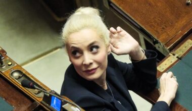 Marta Fascina resta in commissione Difesa, malumori in FI. Fuori Bagnasco, che protesta: «Non funziona così un partito, salvano chi non c'è mai e non fa niente»