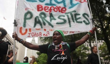 Mangione torna in tribunale accolto da una schiera di fan. E punta a «ridurre» le prove
