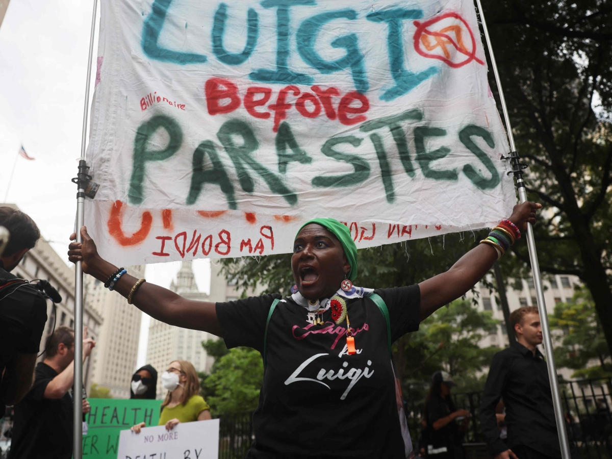 Mangione torna in tribunale accolto da una schiera di fan. E punta a «ridurre» le prove