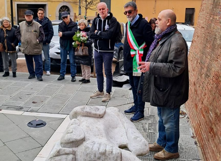 Una statua per ricordare il chiccaio Enzo Caroti