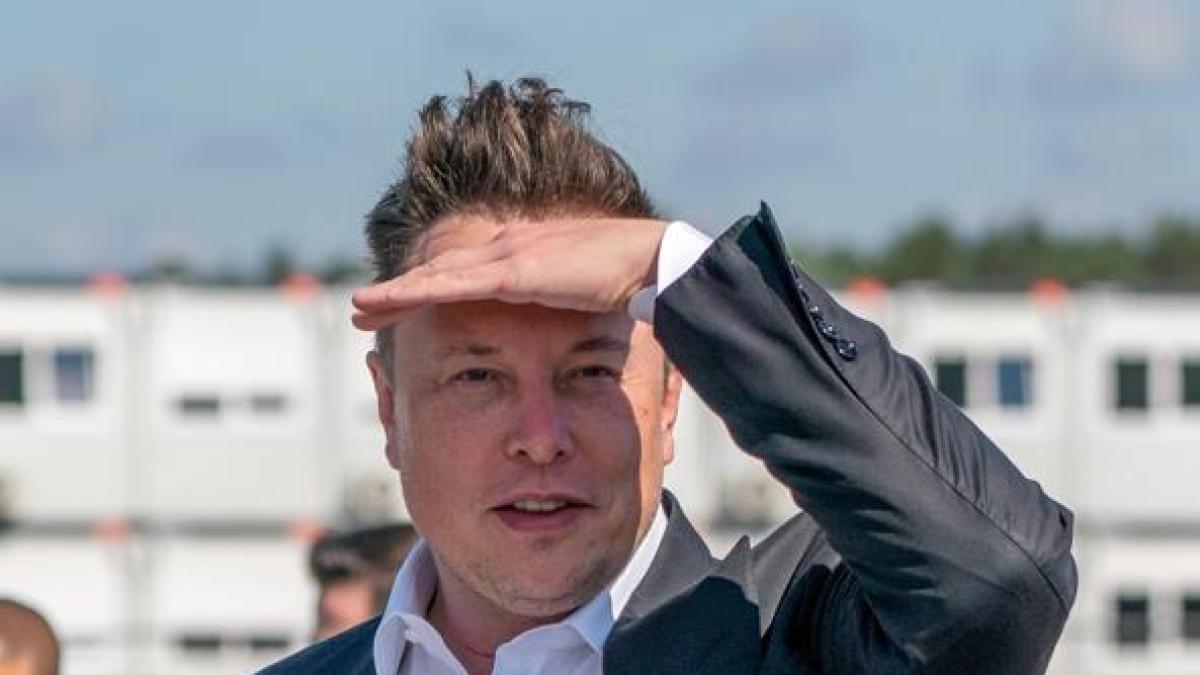 Ue, multa da 120 milioni di euro a X: dalla spunta blu alla trasparenza, le accuse a Musk. La rabbia di J.D. Vance