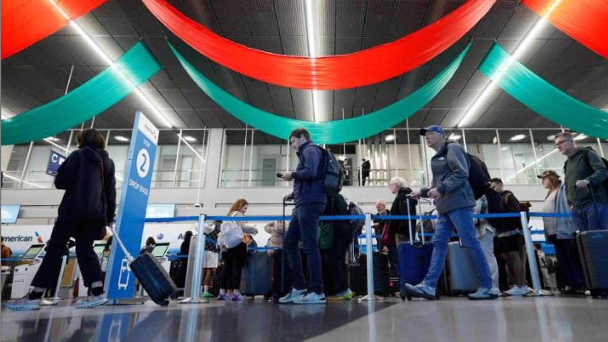 Natale e il caro voli, le rotte creative di chi torna a casa: da Milano o Roma a Bari via Sofia, Budapest e Tirana. «È l'unico modo per risparmiare»