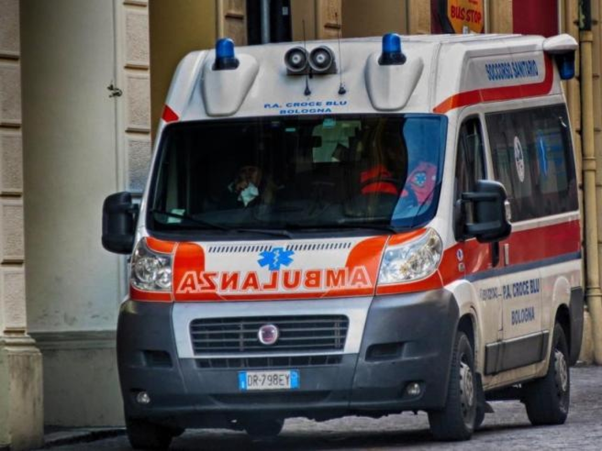 Pioltello, diciannovenne accoltellato in strada in pieno giorno: è grave. L'agguato vicino alle case popolari di Seggiano