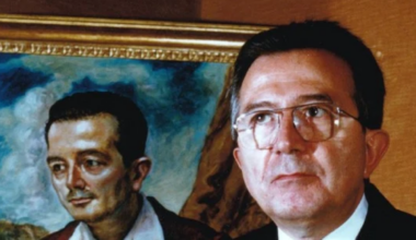 Il collo lungo e la somiglianza con Mastroianni: ecco il ritratto «segreto» di Andreotti dipinto da De Chirico. «Voleva che mi vestissi da paggio, rifiutai»