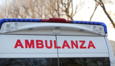 Maniago, frontale tra auto e pullman carico di studenti e pendolari: morto il guidatore della vettura, aveva la patente sospesa per sorpasso pericoloso
