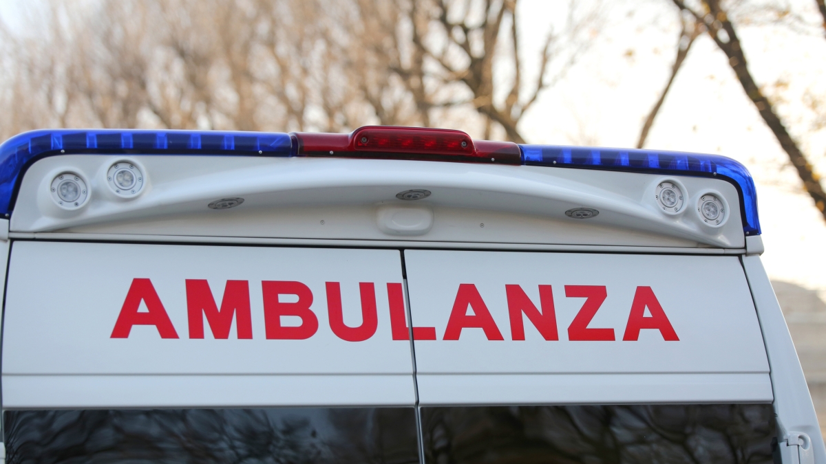 Maniago, frontale tra auto e pullman carico di studenti e pendolari: morto il guidatore della vettura, aveva la patente sospesa per sorpasso pericoloso