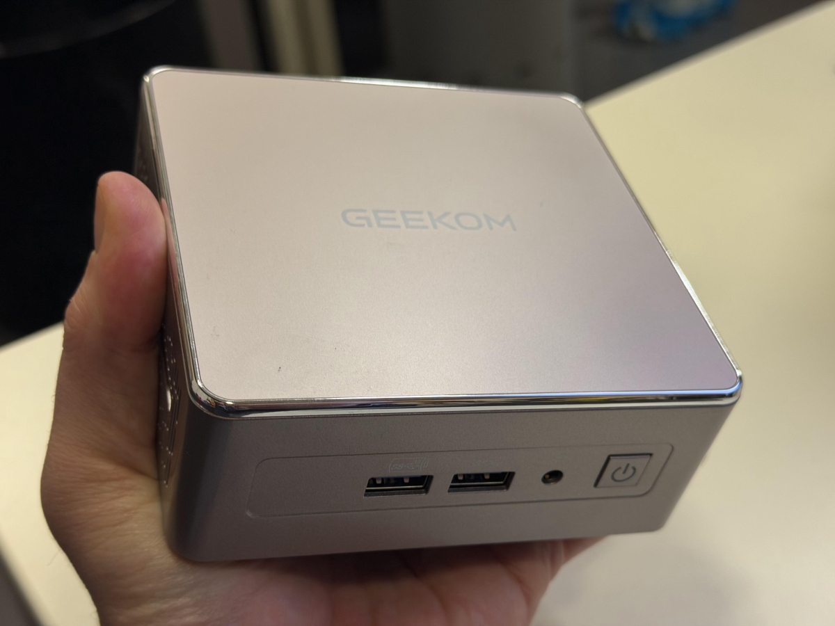 Basta un mini pc da 300 euro per fare tutto? La prova di Geekom A5 (versione 2025) - La Scelta Giusta