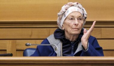 Emma Bonino, la sigaretta sempre fra le dita, anche prima del ricovero: le battaglie della «tigre» indomabile