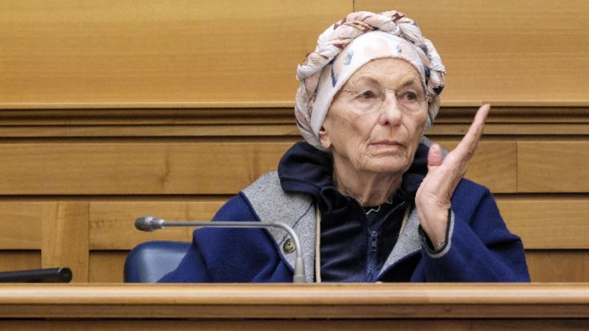 Emma Bonino, la sigaretta sempre fra le dita, anche prima del ricovero: le battaglie della «tigre» indomabile