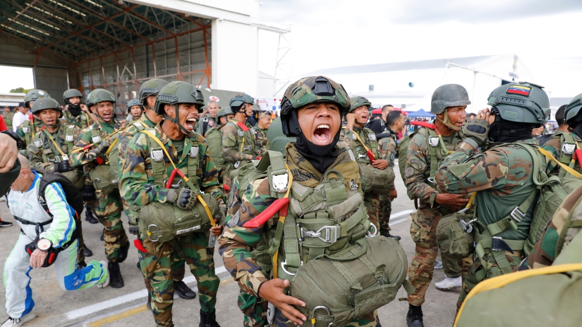 Maduro riappare. Ultimatum di Trump: «Vattene dal Venezuela se vuoi salvarti»