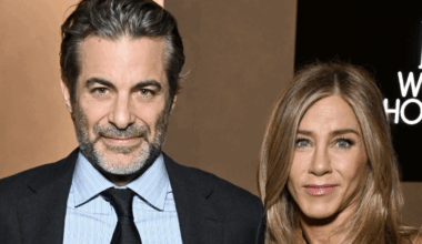 Jennifer Aniston mostra come sconfiggere i capelli crespi usando il fidanzato Jim Curtis (o meglio, la sua folta chioma)