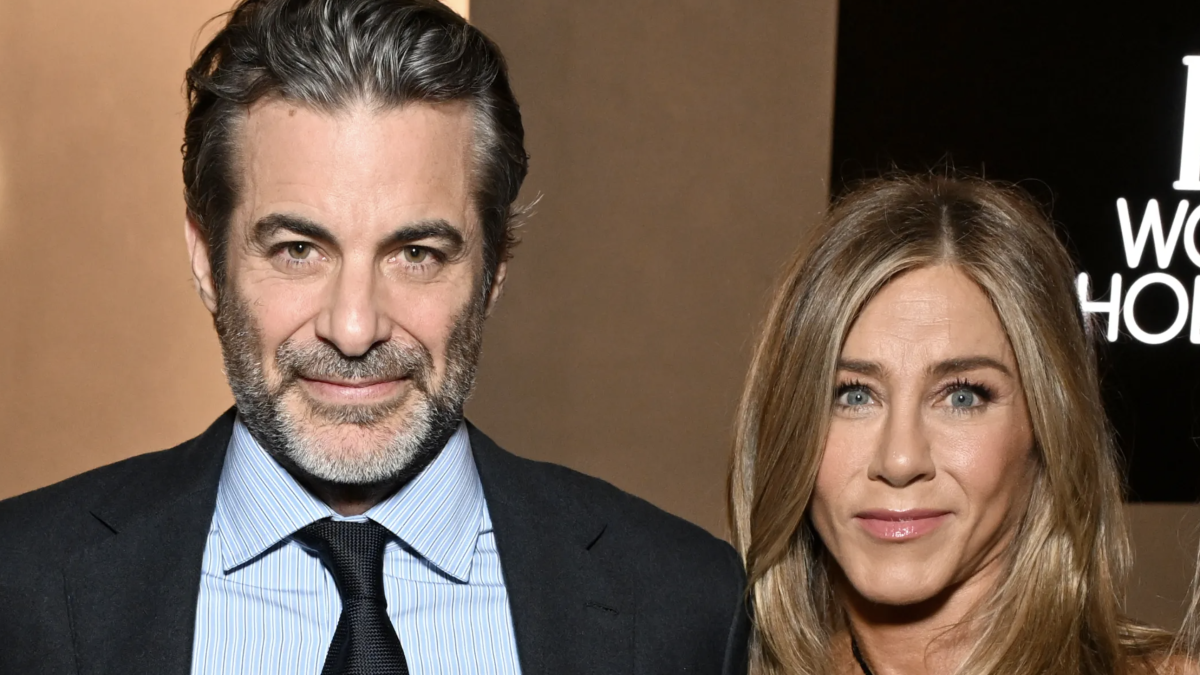 Jennifer Aniston mostra come sconfiggere i capelli crespi usando il fidanzato Jim Curtis (o meglio, la sua folta chioma)