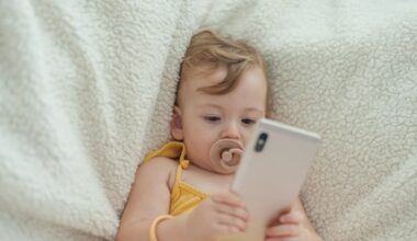 Ciuccio, smartphone e pannolino, rischio dipendenza da cellulare già a 2 anni
