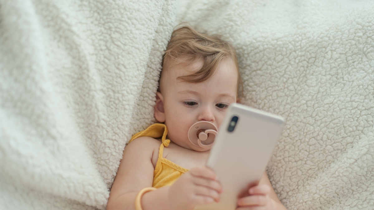 Ciuccio, smartphone e pannolino, rischio dipendenza da cellulare già a 2 anni
