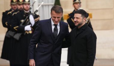 Zelensky a Parigi «avverte» i negoziatori, lite Nato-Mosca per le parole di Cavo Dragone