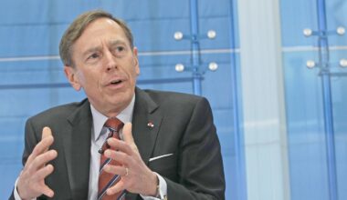 Petraeus, scacco matto a Putin in due mosse: «Usare le riserve russe per dare armi a Kiev e inasprire le sanzioni»