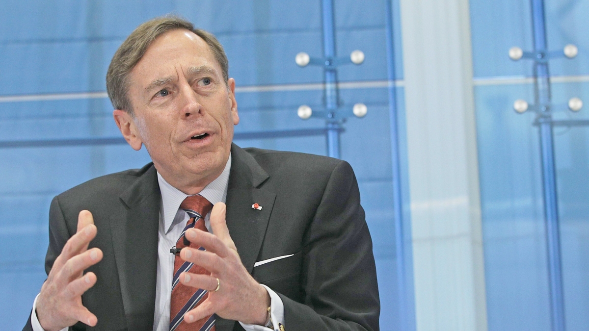 Petraeus, scacco matto a Putin in due mosse: «Usare le riserve russe per dare armi a Kiev e inasprire le sanzioni»