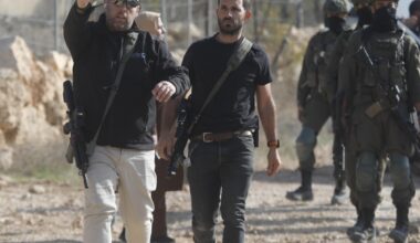 Gli italiani picchiati dai coloni israeliani: «Le loro incursioni sempre più frequenti, restiamo qui». Il caso della telefonata di Tajani rifiutata