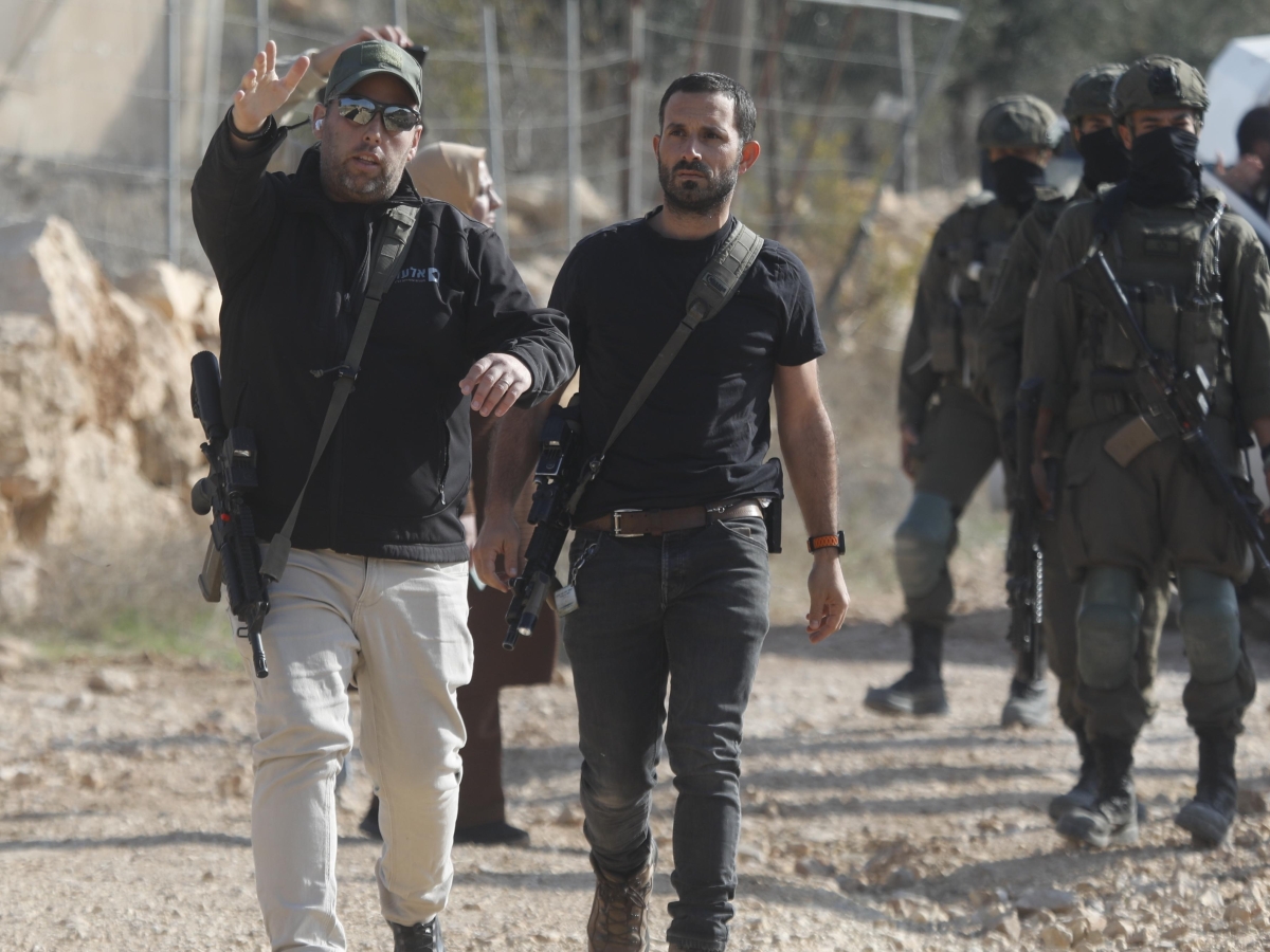 Gli italiani picchiati dai coloni israeliani: «Le loro incursioni sempre più frequenti, restiamo qui». Il caso della telefonata di Tajani rifiutata