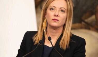 Auto, Meloni sigla il “patto dell’Est” su motori e carburanti: ibride e biofuel anche dopo il 2035