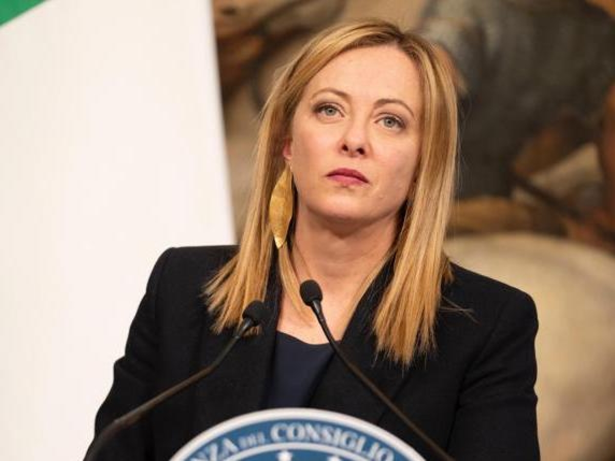 Auto, Meloni sigla il “patto dell’Est” su motori e carburanti: ibride e biofuel anche dopo il 2035