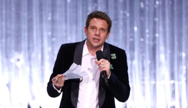 Jonathan Anderson vince i Fashion Awards 2025 per il terzo anno consecutivo. I look da copiare per le feste