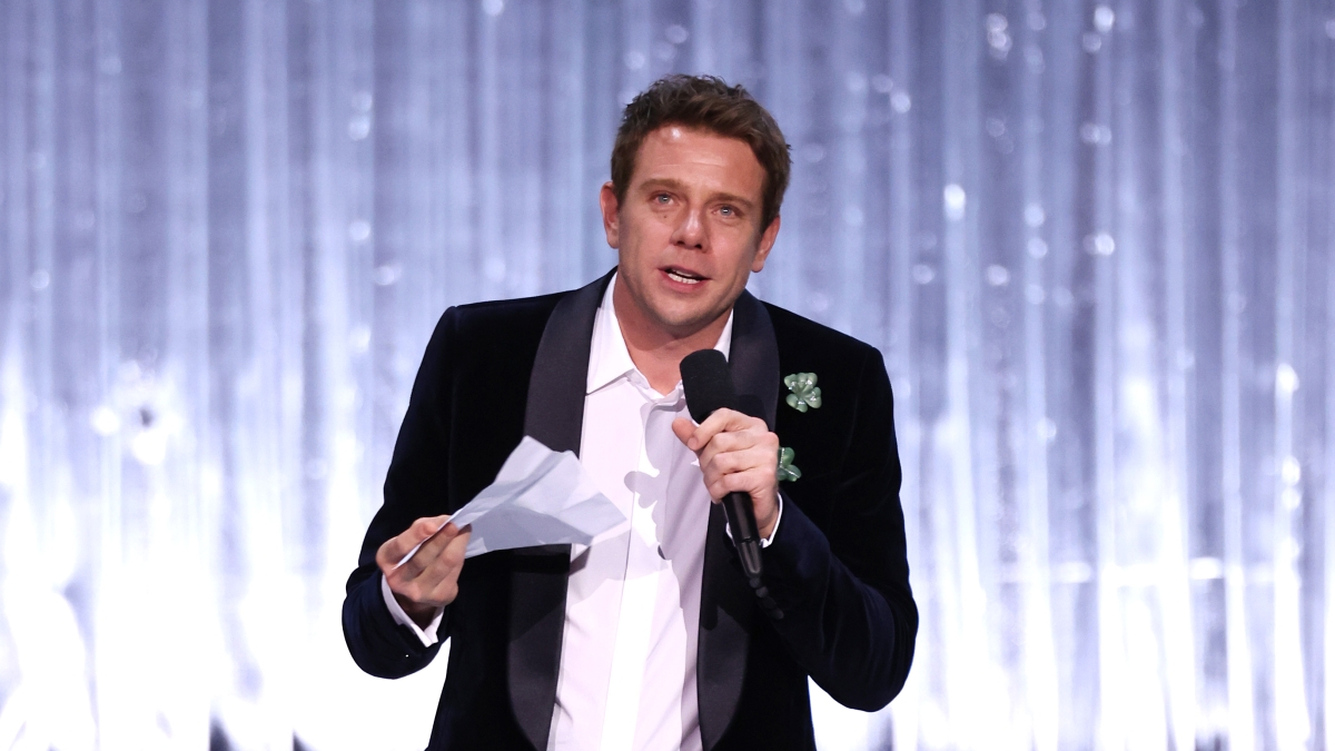 Jonathan Anderson vince i Fashion Awards 2025 per il terzo anno consecutivo. I look da copiare per le feste