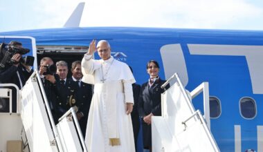 La Messa di Leone XIV a Beirut e il rientro a Roma: «Le armi uccidono. Trattativa, mediazione e dialogo edificano»