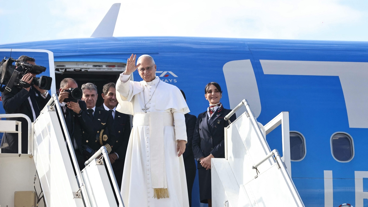 La Messa di Leone XIV a Beirut e il rientro a Roma: «Le armi uccidono. Trattativa, mediazione e dialogo edificano»