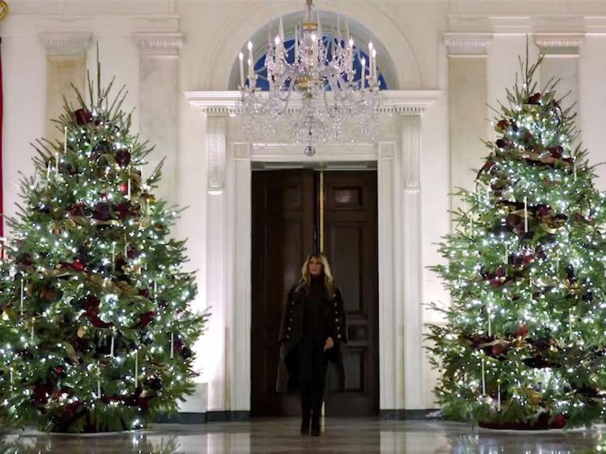 Melania Trump svela il Natale 2025 alla Casa Bianca: addobbi ridotti (per i lavori voluti da Donald), albero «patriottico» e un enorme ritratto di Lego del presidente