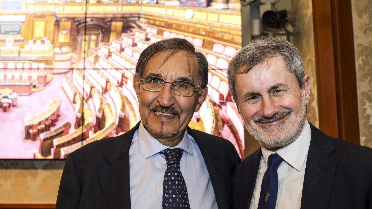 Carceri, La Russa: «Entro Natale un decreto per fine pena a casa». L'appello alla presentazione del libro di Gianni Alemanno (detenuto da gennaio)