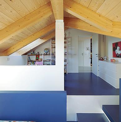 La lezione del villino anni 50 a Marene: non serve demolire per innovare. La luce naturale che avvolge passato e futuro