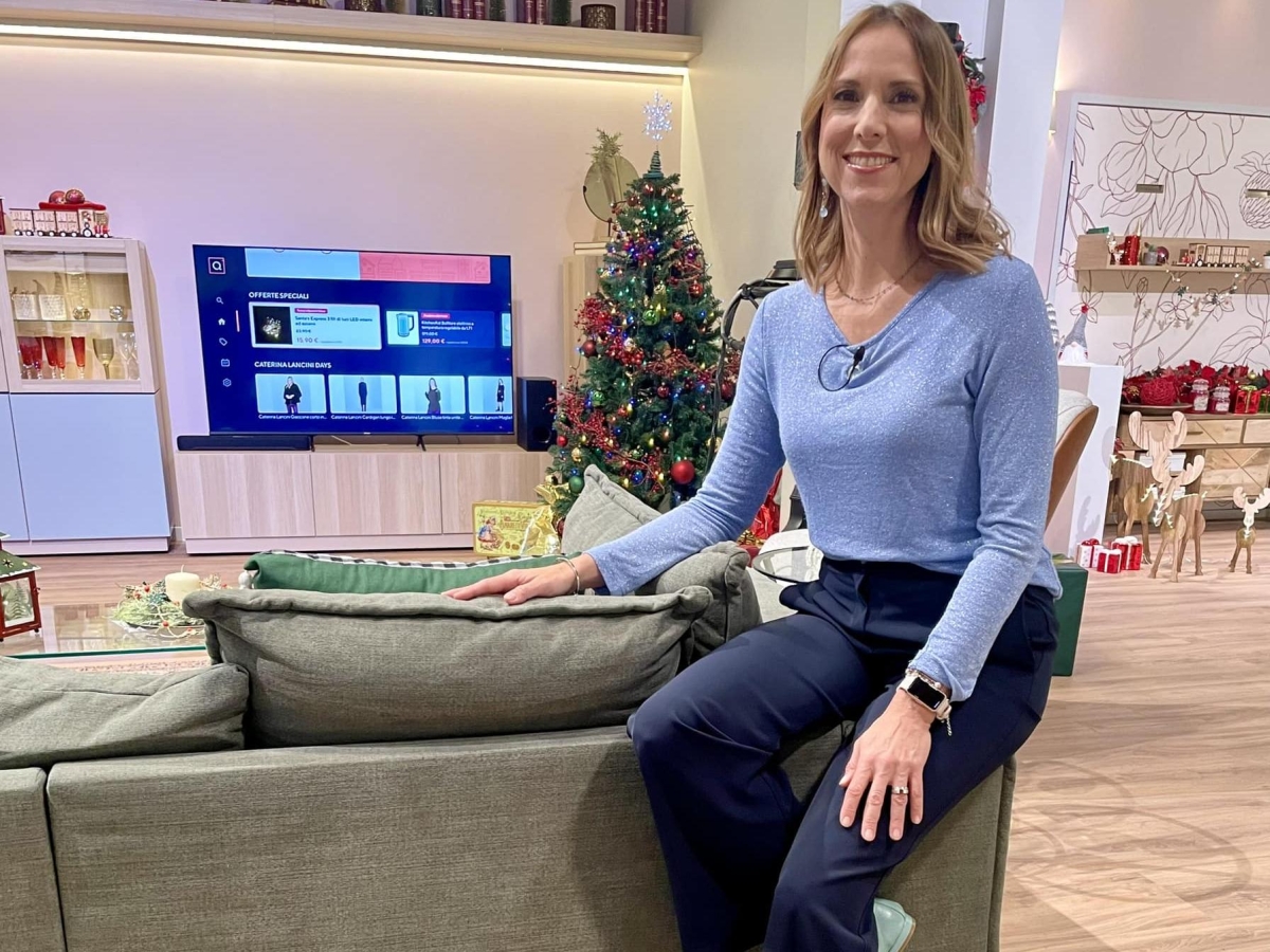 Qvc, l'ex conduttrice Chiara Contu Farci: «Licenziata da un giorno all'altro. Stavo in onda più ore di Pippo Baudo, ho venduto dalle padelle ai diamanti»