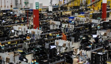 Cosa succede quando rimandi indietro qualcosa comprato online? Siamo entrati dentro il magazzino dei resi Amazon