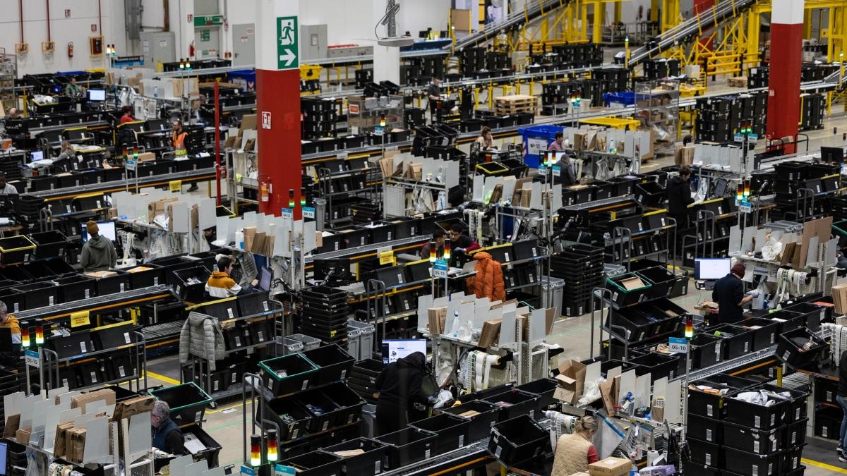 Cosa succede quando rimandi indietro qualcosa comprato online? Siamo entrati dentro il magazzino dei resi Amazon