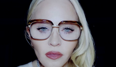 Madonna critica Donald Trump per la mancata celebrazione della Giornata mondiale contro l'Aids. «Fingere che questa malattia non sia mai esistita è ridicolo. Le persone non sono morte invano»