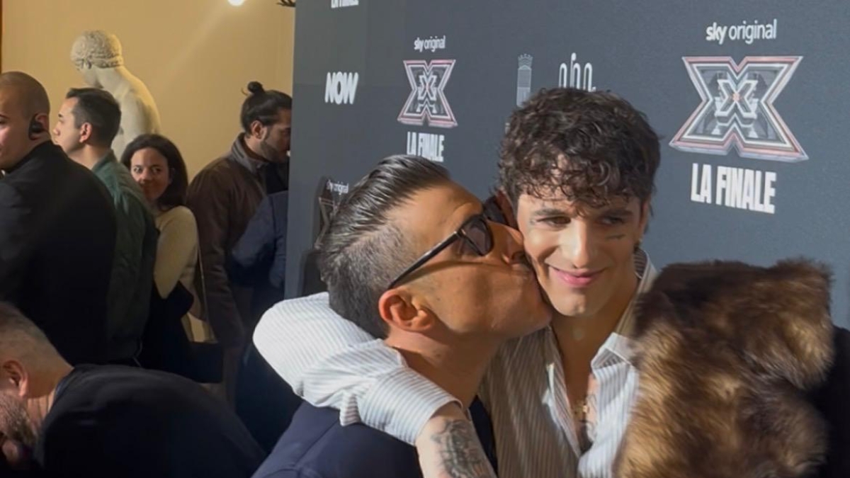 Domani la finale di X Factor, a Napoli pace fatta e baci tra Lauro e Gabbani: «Ci vogliamo bene». I super ospiti sono Jason Derulo e Laura Pausini