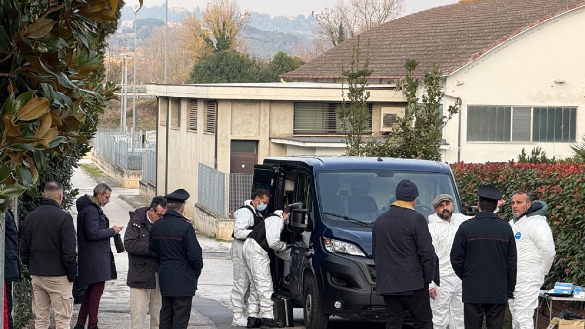 Femminicidio ad Ancona, donna picchiata a morte in casa: si cerca il marito