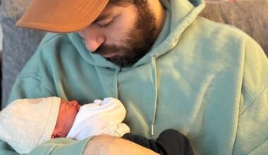 Riccardo Zanotti è diventato papà di un maschietto. Il post con la foto, un cuoricino e la citazione della sua canzone: «Per favore non piangere»