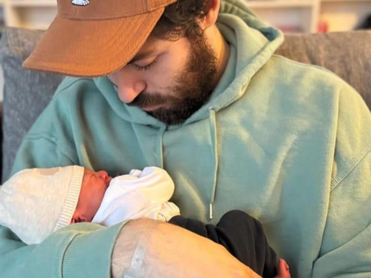 Riccardo Zanotti è diventato papà di un maschietto. Il post con la foto, un cuoricino e la citazione della sua canzone: «Per favore non piangere»
