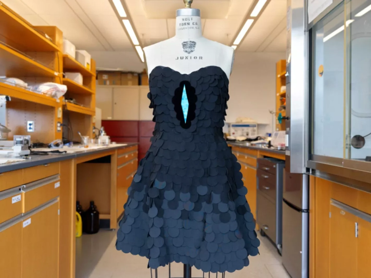 Ecco il tessuto «ultranero»: è ispirato al piumaggio di un uccello e assorbe oltre il 99% della luce