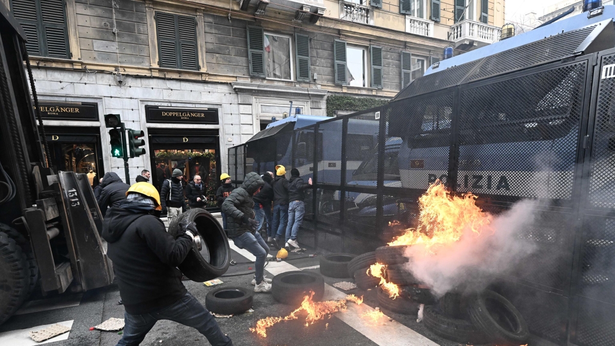 Genova, ferito un operaio al corteo ex Ilva. Bucci: «Domani a Roma con il ministro, non so se tornerò vincitore»