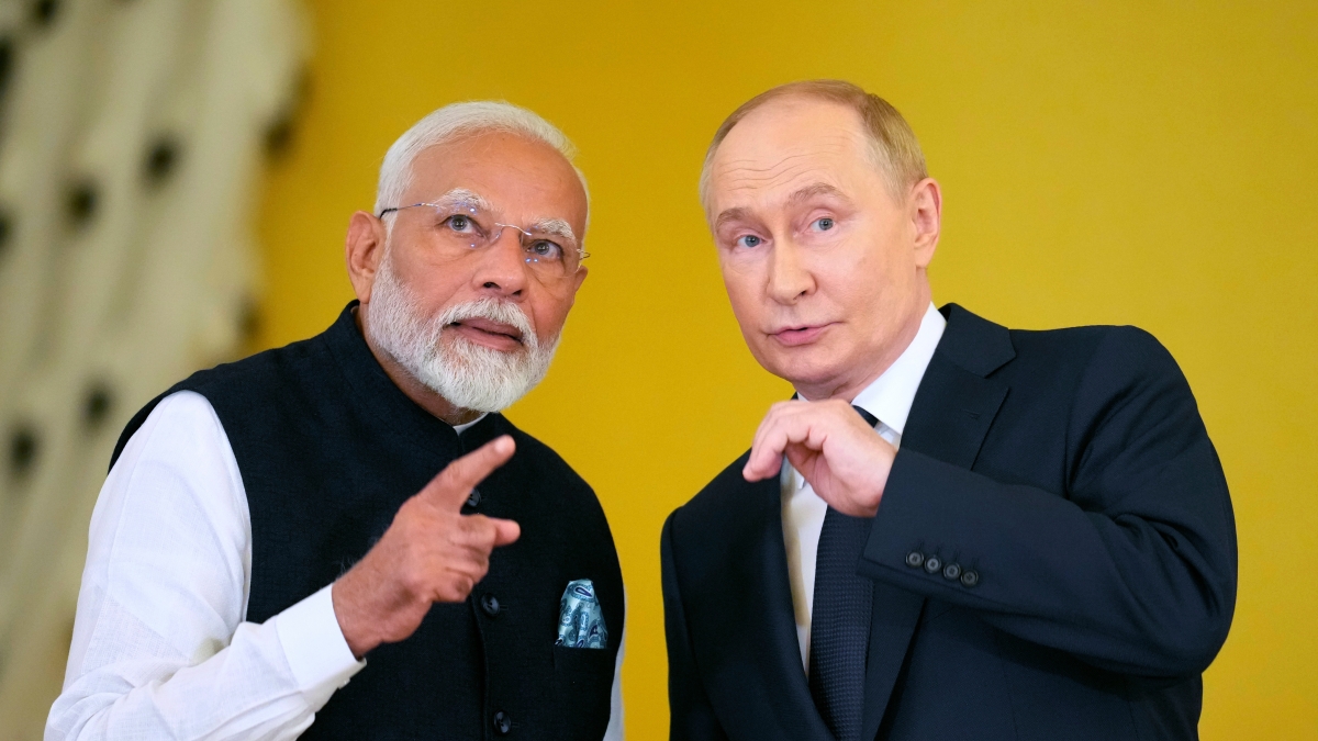 Oggi Putin è in India: dal petrolio alle armi, perché è l'ennesimo schiaffo all'Europa