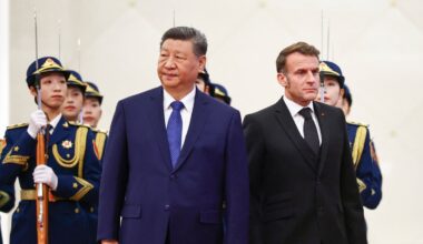 Macron, pressing su Xi Jinping perché spinga Putin alla pace. Ma il leader cinese resta freddo: «Sosteniamo tutti gli sforzi»