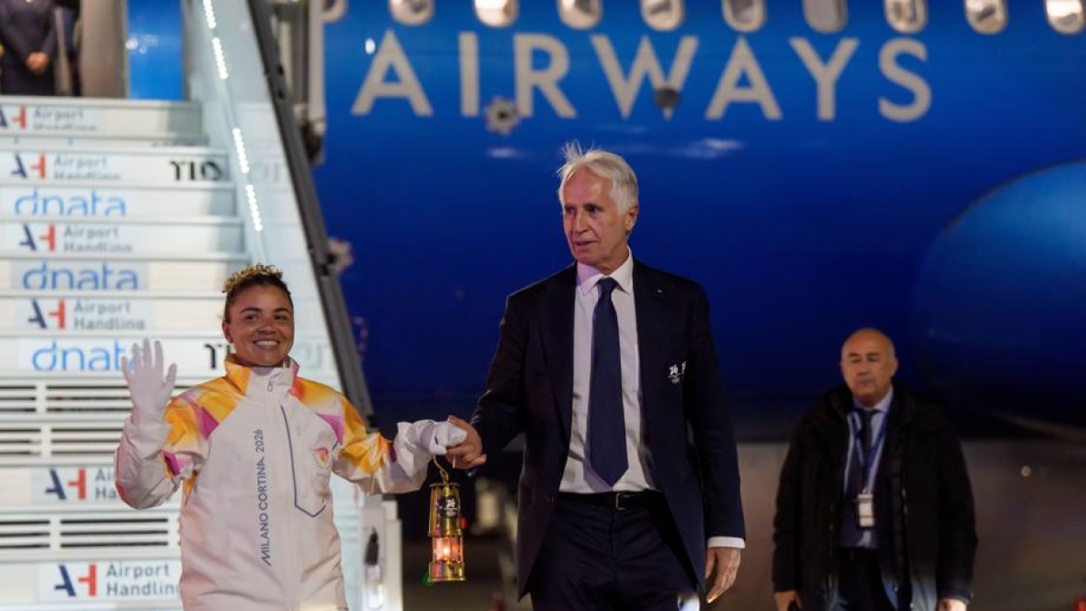 La Fiamma Olimpica arriva a Roma, Paolini e Malagò i primi a portarla su suolo italiano