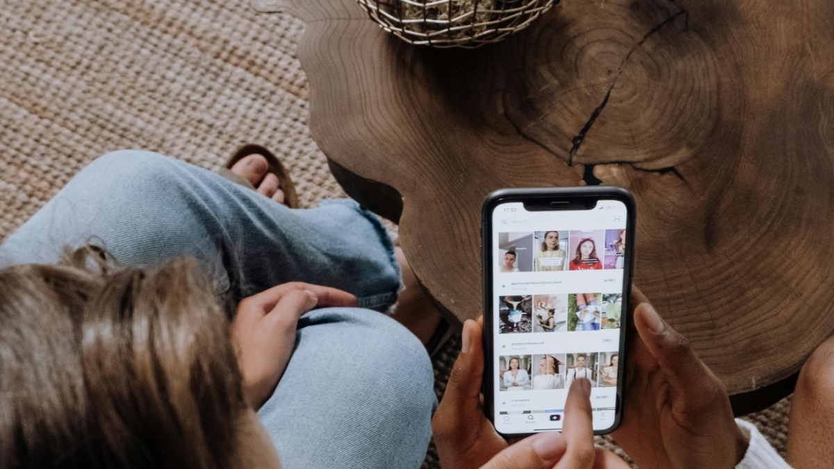 Italiani connessi per 4 ore e mezza al giorno: TikTok resta il social più usato, boom ChatGpt tra i software AI