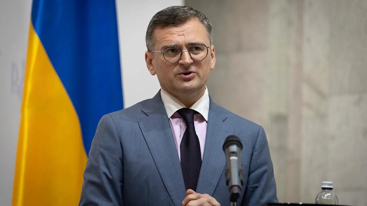 Kuleba: «Siamo in emergenza, restiamo uniti con Zelensky. Io non voglio candidarmi. L'Europa usi gli asset russi»